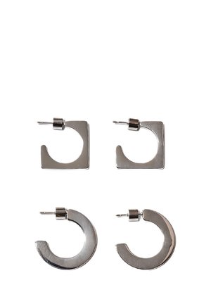 To par sølvmetalkreoler, det ene par er firkantet, og det andet par er rundt, alle med stifter og butterfly-lås.