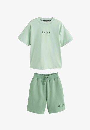 Heleheleroheline lühikeste varrukatega T-särk ja sobivad lühikesed püksid, mõlemal tükil musta kirjaga "BAKER by Ted Baker".