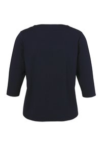 Marineblauwe top met driekwartmouwen en een ronde halslijn. Effen gekleurd stof, gladde textuur, geen patronen of versieringen, achterkant zichtbaar.