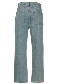 Jeans de denim azul claro con corte de pierna recta, que cuentan con dos bolsillos traseros y un detalle de costura visible, textura suave y una cintura alta.