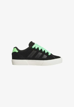 Zwarte suède sneakers met lichtgroene accenten en veters, voorzien van drie zwarte strepen aan de zijkant en een witte, gestructureerde rubberen zool.