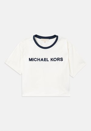 Lyhythihainen valkoinen t-paita, jossa on tummansininen kaulus ja jossa on tummansinisellä painettuna "MICHAEL KORS". Valmistettu pehmeästä puuvillasta.