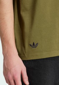 adidas Originals NEU - Triko s potiskem - focus olive