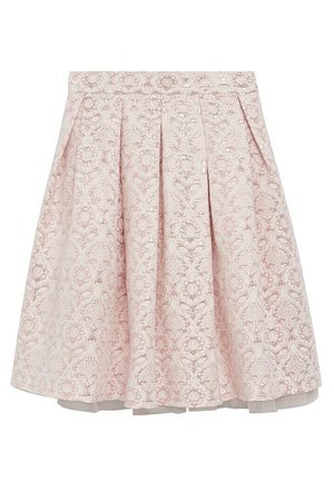 Jupe plissée rose clair avec motif jacquard floral et texture subtile, longueur genou avec une silhouette évasée.