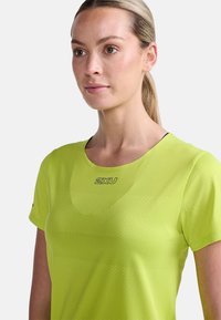 2XU LIGHT SPEED TEE - Sports T-shirt - volt black reflective