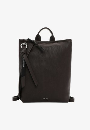 Rudos odos kuprinė su tekstūruota paviršiumi, dviem viršutinėmis rankenomis, reguliuojamais petinės juostos ir dekoratyvine šonine kutu. Logotipas spausdintas apačioje.