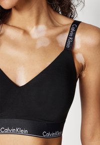 Calvin Klein Underwear LIGHTLY LINED ICON - Sujetador sin tirantes/multiescote - black