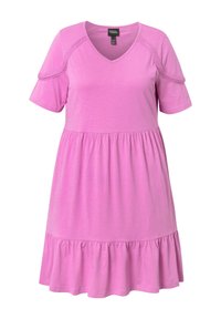 Vestido rosa de manga corta con escote en V, dobladillo con volantes superpuestos y acentos texturizados en los hombros. Fabricado en una tela suave y ligera.