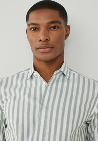 Hackett London MEL BOLD STRIPE - Košeľa - green white