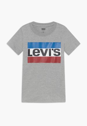 Szary t-shirt z krótkim rękawem z prostokątnym logo Levi's w kolorach niebieskim, białym i czerwonym na piersi.