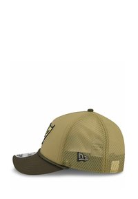 Khakifarbenes Baseballcap mit Netzpaneelen, gebogenem Schirm und Logodetail. Verstellbarer Riemen hinten, aus einer Mischung aus glattem und strukturiertem Stoff.