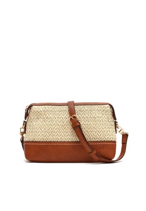 Pequeño bolso bandolera rectangular con parte superior beige tejida, base de cuero marrón y correa ajustable de cuero marrón con herrajes dorados.