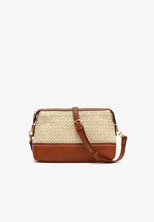 Pequeño bolso bandolera rectangular con parte superior beige tejida, base de cuero marrón y correa ajustable de cuero marrón con herrajes dorados.