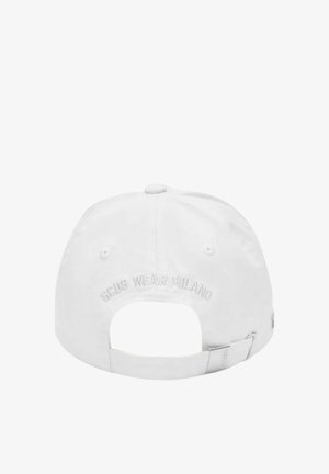 Cappellino da baseball bianco visto da dietro con cinturino regolabile e testo ricamato "Blus Wear Milano" sopra l'apertura.