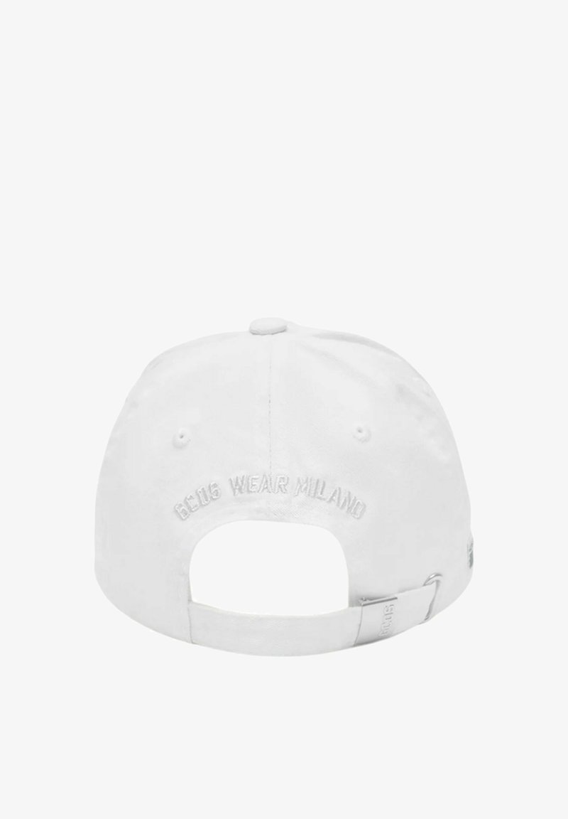 Biała czapka z daszkiem widziana od tyłu, z regulowanym paskiem i wyhaftowanym napisem "Blus Wear Milano" nad otworem.