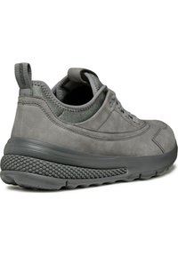 Baskets en daim gris avec une semelle en caoutchouc texturée et un col rembourré. Présente un design à profil bas et des lacets gris. Convient pour un usage décontracté.