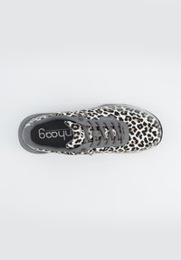 Baskets de sport à imprimé léopard avec un design à lacets gris, un col rembourré et une semelle rembourrée pour plus de confort. Logo noir sur la semelle intérieure.