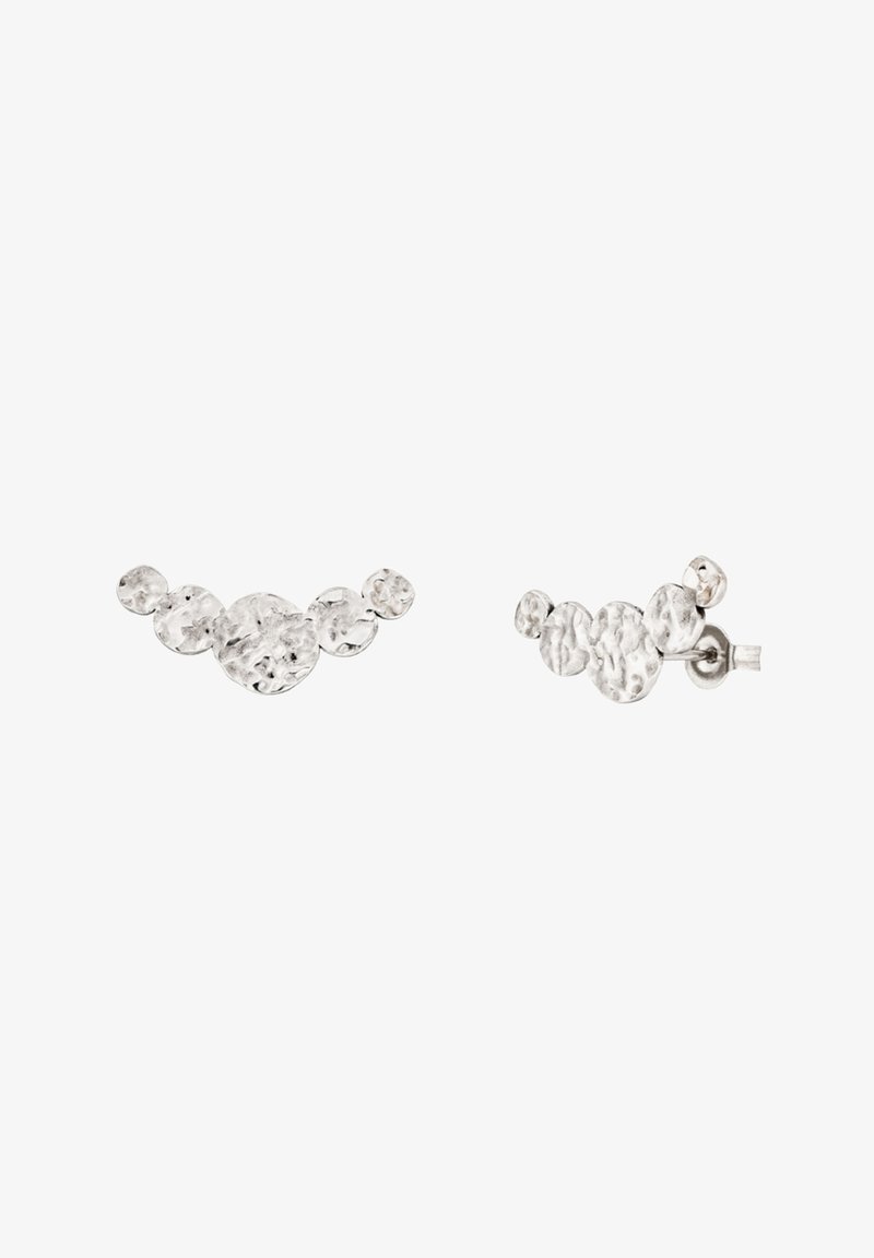 Boucles d'oreilles clous en argent avec texture martelée, présentant des groupes de cinq petits disques circulaires disposés en une ligne courbée.