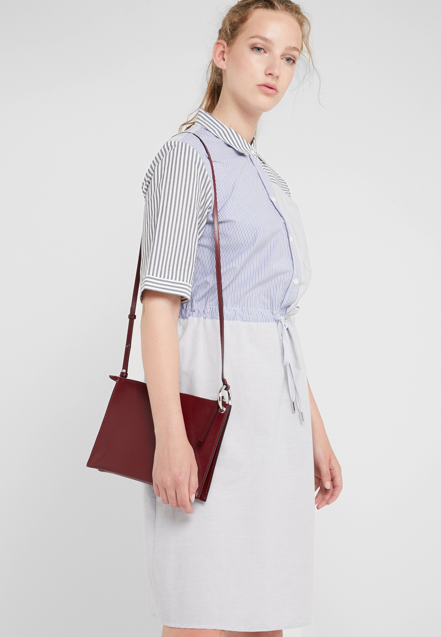 By Malene Birger VIVI MINI Skulderveske cabanetrød VIVI BABY HVIT VESKE | Hoyer.no