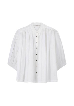 Witte blouse met een opstaande kraag, korte mouwen en een losse pasvorm. Beschikt over een knoopsluiting aan de voorkant en geplooide details langs de schouders.