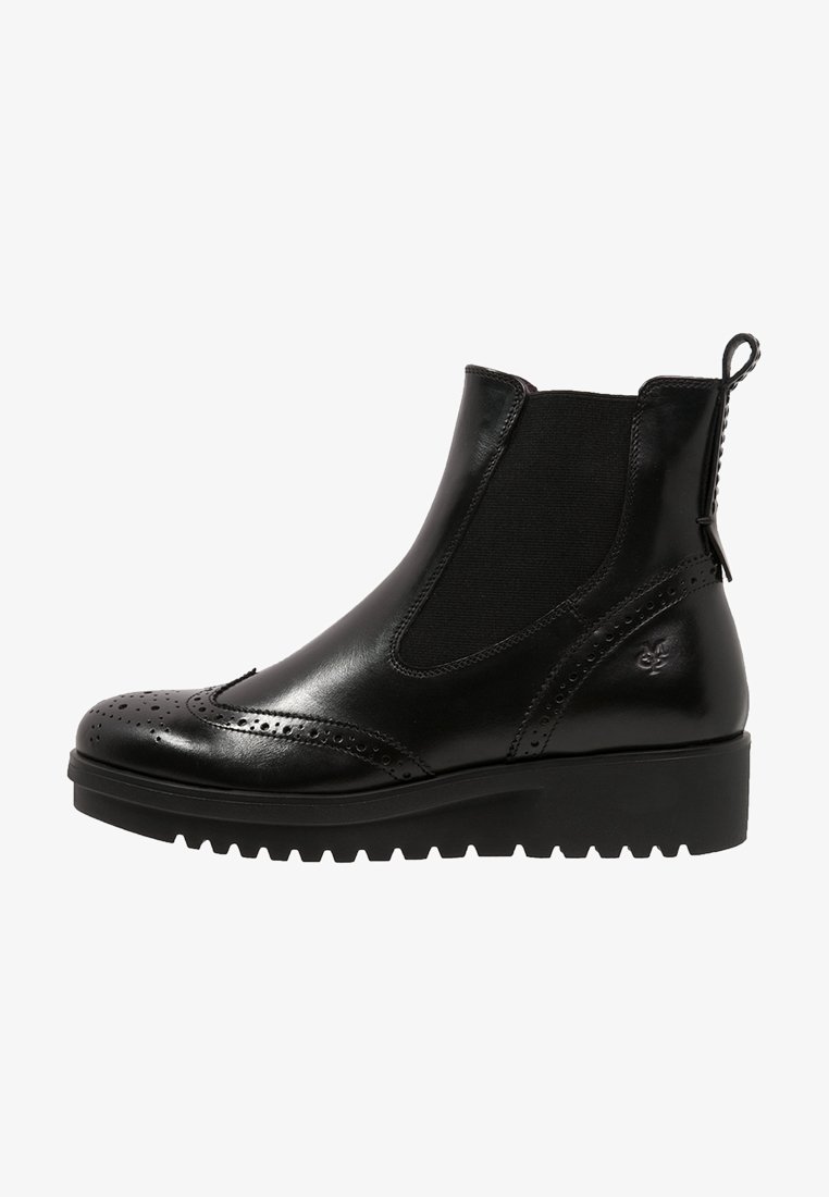 Bottine noire en cuir avec détails brogués, panneau latéral élastique, languette au talon, et semelle en caoutchouc striée.