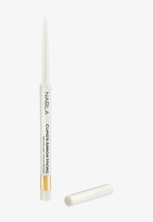 Crayon eye-liner blanc de précision étiqueté Nabla Cupid's Arrow Micro avec son capuchon retiré et placé à proximité sur fond blanc.