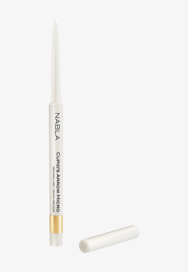 Crayon eye-liner blanc de précision étiqueté Nabla Cupid's Arrow Micro avec son capuchon retiré et placé à proximité sur fond blanc.