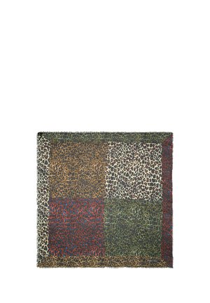 Tkanina w panterkę z patchworkowym wzorem w ziemistych odcieniach: brązowym, zielonym, czerwonym i kremowym, z różnorodnymi wzorami plam i postrzępionymi krawędziami.