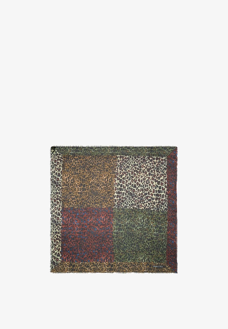 Textil de estampado de leopardo con diseño de patchwork en tonos tierra: marrón, verde, rojo y crema, con patrones de manchas variados y bordes deshilachados.