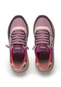 Sneaker in tonalità di rosa e viola, con una tomaia liscia e una linguetta testurizzata, punta arrotondata e un logo distintivo sulla linguetta.