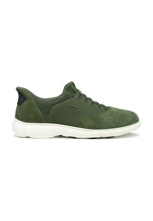 Zapatilla deportiva verde con parte superior de ante y malla, suela blanca, tobillo bajo y cordones elásticos, mostrada de perfil lateral.