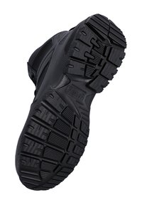 Zwarte rubberen zool met diepe profielgroeven voor grip. Voorzien van een gestructureerd oppervlak en een prominente merklogo. Ontwerp ondersteunt stabiliteit en duurzaamheid.