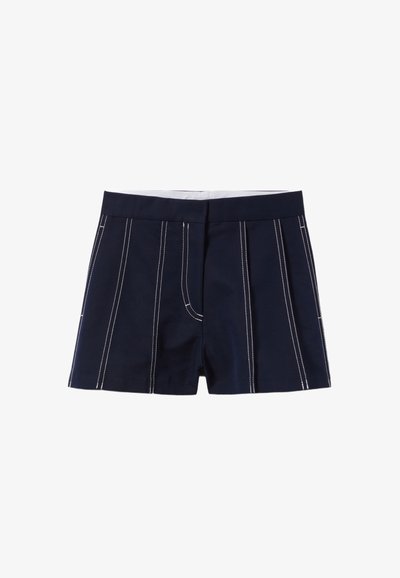 Shorts bleu marine avec des coutures verticales blanches et une seule poche à l'avant. Fabriqués dans un tissu lisse avec une taille ajustée.