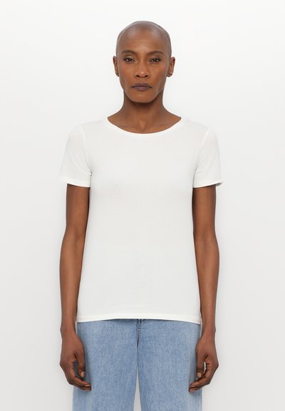 T-shirt blanc à manches courtes en tissu doux avec un col rond, présentant une coupe slim et une texture lisse.