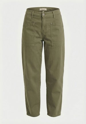 Pantalones de talle alto verde oliva con bolsillos parche delanteros, cierre de botón y cremallera, y cinturillas para cinturón, etiquetados con "PLEASE" en la cintura interior.