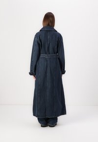 G-STAR LONG BIKER TRENCH - Καμπαρντίνα - worn in indigo gear