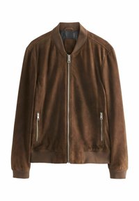 Chaqueta bomber de ante marrón con cierre de cremallera en la parte delantera, puños y dobladillo acanalados, y dos bolsillos laterales con cremallera. Textura suave con un diseño minimalista.
