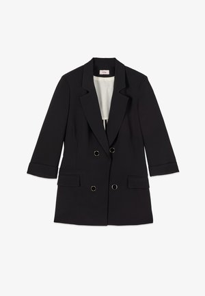 Blazer nero doppiopetto con rever a incavo, due tasche frontali con pattina e maniche a tre quarti, disteso su uno sfondo bianco.
