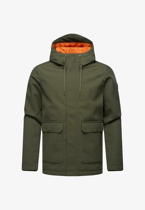 Chaqueta verde olivo con capucha, que presenta un forro interior naranja, dos bolsillos delanteros y cordones ajustables en el cuello.