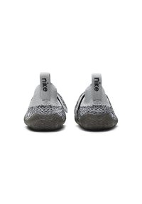Zapatillas Nike en material de punto gris con un patrón jaspeado, que cuentan con un cuello acolchado y una correa de Velcro. Marca en el talón.