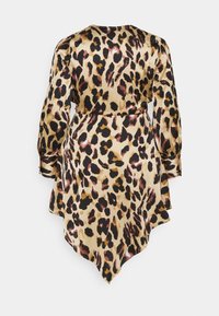 Robe à imprimé léopard avec une finition satinée, des manches longues et un ourlet asymétrique. La palette de couleurs comprend du beige, du noir ainsi que des touches de marron et de rose.