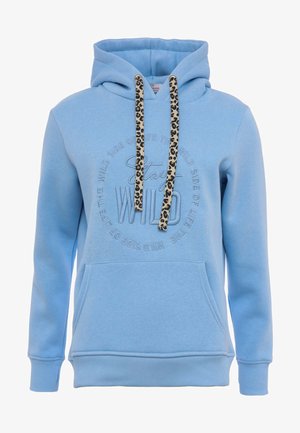 Helles blaues Hoodie aus weichem Stoff, mit einem gestickten "Stay Wild" Design und drawstrings im Leopardenmuster. Vorderte Tasche vorhanden.