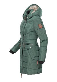 Chaqueta de invierno acolchada verde con capucha forrada de piel, bolsillos con cremallera, puños acanalados y parche con el logo en la manga.