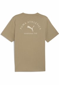 Beige katoenen T-shirt met korte mouwen, met daarop in witte letters "PUMA ATHLETICS" en een springende puma logo gedrukt op de achterkant.