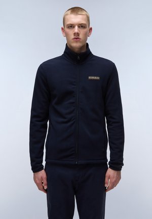Dunkelblaue Fleecejacke mit hohem Kragen, durchgehendem Reißverschluss und kleinem Logo auf der linken Brust. Glatte Textur und taillierte Passform.