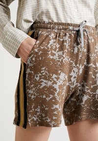 Cream Šortky - brown