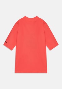 Kortärmad skjorta i ljus korallfärg, med en platt krage, en slät yta och en logodetalj på vänster ärm.