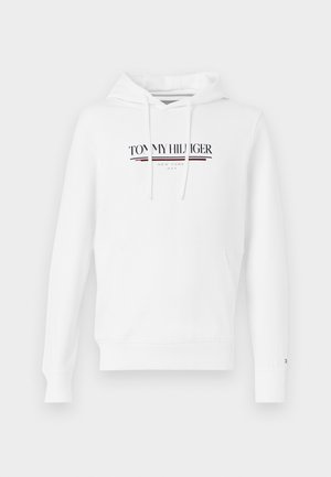 Witte katoenen hoodie met drawstrings, voorzien van een voorste kangoeroezak. Inclusief een logo in marineblauw en rood op de borst. Glad textuur.