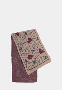 Coperta intrecciata color bordeaux con superficie testurizzata. Un lato presenta un motivo beige con cuori rossi e contorni blu, creando un disegno a griglia.