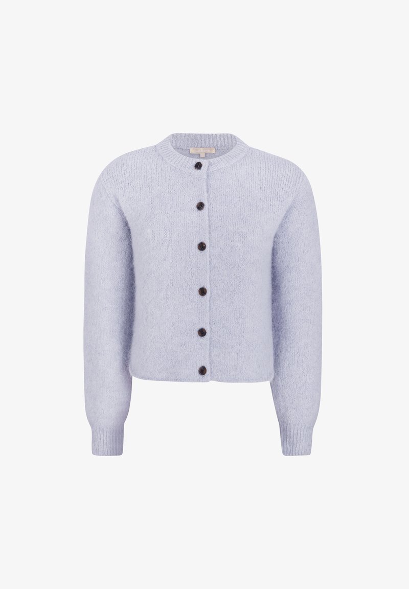 Cardigan tricoté bleu clair avec un col rond, des manches longues et cinq boutons marron foncé sur le devant. Texture douce. Coupe courte.